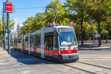 Vienna, Avusturya - 25 Temmuz 2017: Geleneksel kırmızı elektrikli tramvay Viyana, Avusturya'da bir güzel yaz gün