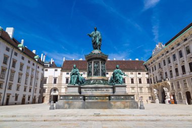 Vienna, Avusturya - 25 Temmuz 2017: Anıt İmparator Franz için ben bir güzel yaz günü Viyana, Avusturya'da Hofburg Sarayı'nda