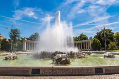 Vienna, Avusturya - 25 Temmuz 2017: Dünya Savaşı çeşme ve Kahramanlar anıtı olarak Kızıl Ordu bir güzel yaz günü Viyana, Avusturya'da