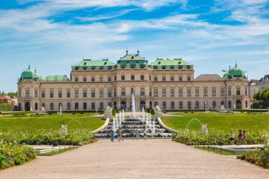 Vienna, Avusturya - 25 Temmuz 2017: Çeşme ve Belvedere Sarayı bir güzel yaz günü Viyana, Avusturya'da