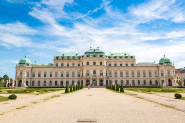 Vienna, Avusturya - 25 Temmuz 2017: Belvedere Sarayı bir güzel yaz günü Viyana, Avusturya'da
