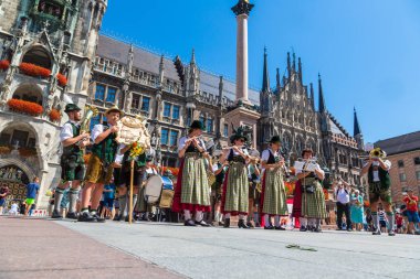 Münih, Almanya - 25 Temmuz 2017: Müzik grubu bir güzel yaz günü Münih Almanya'da Marienplatz belediye binası önünde geleneksel Bavyera giysili