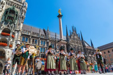 Münih, Almanya - 25 Temmuz 2017: Müzik grubu bir güzel yaz günü Münih Almanya'da Marienplatz belediye binası önünde geleneksel Bavyera giysili