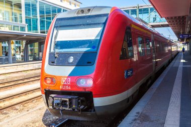 Münih, Almanya - 25 Temmuz 2017: Güzel yaz günü Münih, Almanya'da Münih Hauptbahnhof (Central Station)