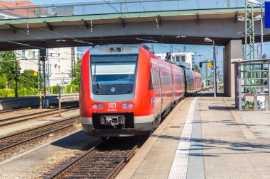 Münih, Almanya - 25 Temmuz 2017: Güzel yaz günü Münih, Almanya'da Münih Hauptbahnhof (Central Station)