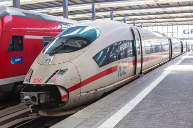 Münih, Almanya - 25 Temmuz 2017: Güzel yaz günü Münih, Almanya'da Münih Hauptbahnhof (Central Station)