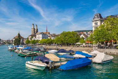 Zürih, İsviçre - 25 Temmuz 2017: Ünlü Grossmunster kilisede bir güzel yaz günü, İsviçre Zürih'te