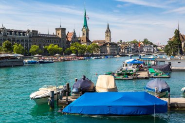 Zürih, İsviçre - 25 Temmuz 2017: Saat Kulesi bir güzel yaz günü, İsviçre Zürih'in tarihi bölümünde Fraumunster Katedrali