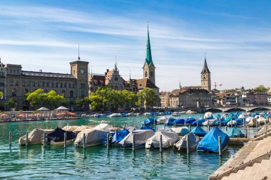 Zürih, İsviçre - 25 Temmuz 2017: Saat Kulesi bir güzel yaz günü, İsviçre Zürih'in tarihi bölümünde Fraumunster Katedrali