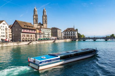 Zürih, İsviçre - 25 Temmuz 2017: Ünlü Grossmunster kilisede bir güzel yaz günü, İsviçre Zürih'te