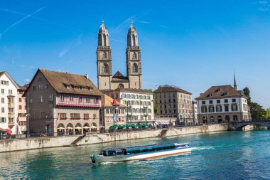 Zürih, İsviçre - 25 Temmuz 2017: Ünlü Grossmunster kilisede bir güzel yaz günü, İsviçre Zürih'te