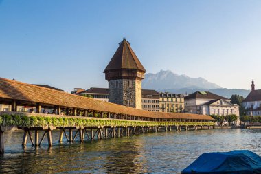 Lucerne, İsviçre - 25 Temmuz 2017: Ünlü Şapel Bridge'de Lucerne bir güzel yaz günde, İsviçre