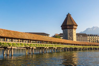 Lucerne, İsviçre - 25 Temmuz 2017: Ünlü Şapel Bridge'de Lucerne bir güzel yaz günde, İsviçre
