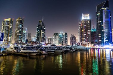 Dubai, Birleşik Arap Emirlikleri - 13 Kasım 2012: Dubai şehir gece sahne ile şehir ışıkları, Ortadoğu lüks yeni yüksek teknoloji kasabada. Dubai Yat Limanı cityscape, 13 Kasım 2012 Dubai, Birleşik Arap Emirlikleri.