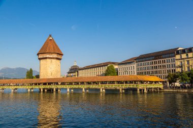 Lucerne, İsviçre - 25 Temmuz 2017: Ünlü Şapel Bridge'de Lucerne bir güzel yaz günde, İsviçre