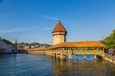 Lucerne, İsviçre - 25 Temmuz 2017: Ünlü Şapel Bridge'de Lucerne bir güzel yaz günde, İsviçre