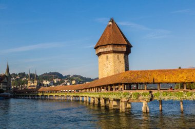 Lucerne, İsviçre - 25 Temmuz 2017: Ünlü Şapel Bridge'de Lucerne bir güzel yaz günde, İsviçre