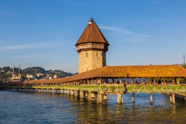 Lucerne, İsviçre - 25 Temmuz 2017: Ünlü Şapel Bridge'de Lucerne bir güzel yaz günde, İsviçre