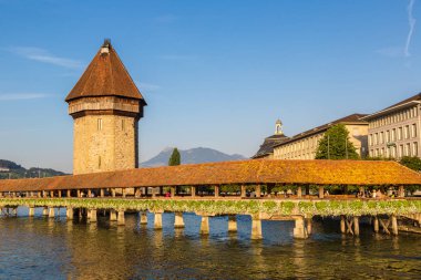 Lucerne, İsviçre - 25 Temmuz 2017: Ünlü Şapel Bridge'de Lucerne bir güzel yaz günde, İsviçre