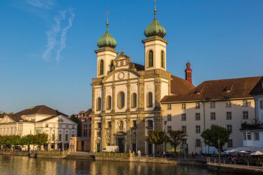 Lucerne, İsviçre - 25 Temmuz 2017: Cizvit Kilisesi Lucerne bir güzel yaz günde, İsviçre