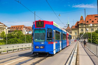 Bern, İsviçre - 25 Temmuz 2017: Bir güzel yaz günü, İsviçre Bern Modern şehir tramvay