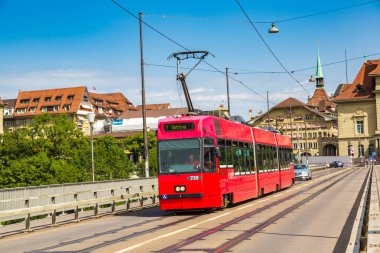 Bern, İsviçre - 25 Temmuz 2017: Bir güzel yaz günü, İsviçre Bern Modern şehir tramvay