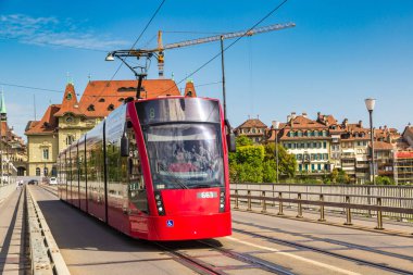 Bern, İsviçre - 25 Temmuz 2017: Bir güzel yaz günü, İsviçre Bern Modern şehir tramvay