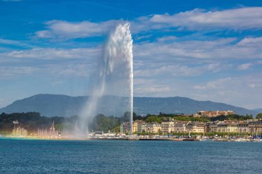 Geneva, İsviçre - 25 Temmuz 2017: Geneva Gölü ve Jet d'Eau havuza bir güzel yaz günü, İsviçre Cenevre