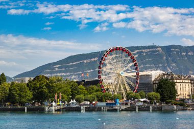 Geneva, İsviçre - 25 Temmuz 2017: dönme dolap Cenevre'de bir güzel yaz günü, İsviçre