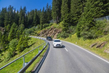 Innsbruck, Avusturya - 25 Temmuz 2017: Asfalt yol Avusturya, güzel yaz günde Alpleri'nde