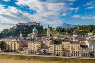 Salzburg, Avusturya - 25 Temmuz 2017: Hava panoramik Salzburg Katedrali, Avusturya'da güzel bir gün