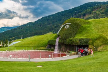 Innsbruck, Avusturya - 25 Temmuz 2017: Swarovski kristal dünyalar (Kristallwelten) müzede bir güzel yaz günü, Avusturya
