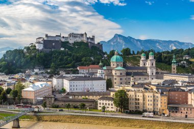 Salzburg, Avusturya - 25 Temmuz 2017: Hava panoramik Salzburg Katedrali, Avusturya'da güzel bir gün