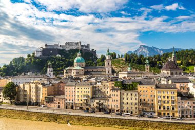 Salzburg, Avusturya - 25 Temmuz 2017: Hava panoramik Salzburg Katedrali, Avusturya'da güzel bir gün