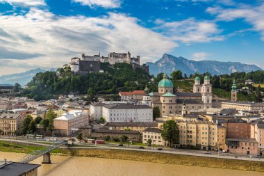 Salzburg, Avusturya - 25 Temmuz 2017: Hava panoramik Salzburg Katedrali, Avusturya'da güzel bir gün