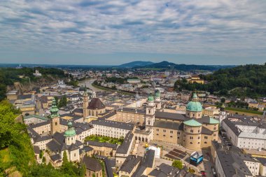 Salzburg, Avusturya - 25 Temmuz 2017: Hava panoramik Salzburg Katedrali, Avusturya'da güzel bir gün