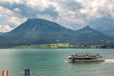 Wolfgang, Avusturya - 25 Temmuz 2017: Hava panoramica görünümünü Wolfgangsee Gölü, Salzkammergut, bir güzel yaz günü Avusturya'da