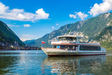 Hallstatt, Avusturya - 25 Temmuz 2017: Hallstatt Gölü, Salzkammergut, Alpler, Avusturya'da bir güzel yaz günü gemide