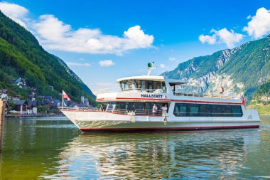 Hallstatt, Avusturya - 25 Temmuz 2017: Hallstatt Gölü, Salzkammergut, Alpler, Avusturya'da bir güzel yaz günü gemide