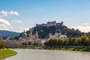 Salzburg, Avusturya - 25 Temmuz 2017: Panoramik Salzburg, kale Hohensalzburg ve Avusturya partnerliğindeki nehirde bir güzel yaz günü
