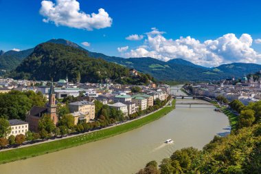 Salzburg, Avusturya - 25 Temmuz 2017: Hava panoramik Salzburg Katedrali, Avusturya'da güzel bir gün
