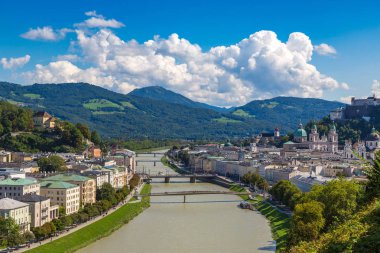 Salzburg, Avusturya - 25 Temmuz 2017: Hava panoramik Salzburg Katedrali, Avusturya'da güzel bir gün