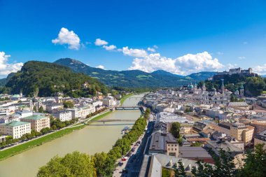 Salzburg, Avusturya - 25 Temmuz 2017: Hava panoramik Salzburg Katedrali, Avusturya'da güzel bir gün
