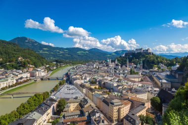 Salzburg, Avusturya - 25 Temmuz 2017: Hava panoramik Salzburg Katedrali, Avusturya'da güzel bir gün