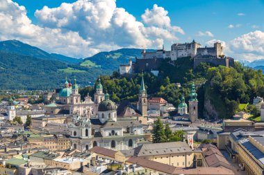 Salzburg, Avusturya - 25 Temmuz 2017: Hava panoramik Salzburg Katedrali, Avusturya'da güzel bir gün