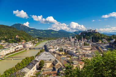 Salzburg, Avusturya - 25 Temmuz 2017: Hava panoramik Salzburg Katedrali, Avusturya'da güzel bir gün