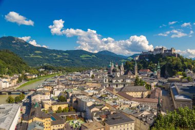 Salzburg, Avusturya - 25 Temmuz 2017: Hava panoramik Salzburg Katedrali, Avusturya'da güzel bir gün