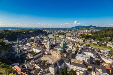 Salzburg, Avusturya - 25 Temmuz 2017: Hava panoramik Salzburg Katedrali, Avusturya'da güzel bir gün