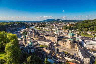Salzburg, Avusturya - 25 Temmuz 2017: Hava panoramik Salzburg Katedrali, Avusturya'da güzel bir gün