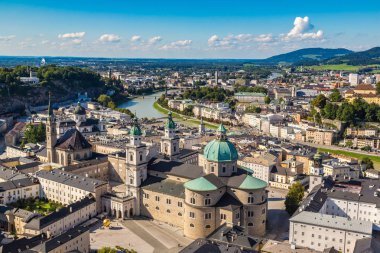 Salzburg, Avusturya - 25 Temmuz 2017: Hava panoramik Salzburg Katedrali, Avusturya'da güzel bir gün